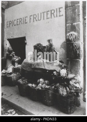 Epicerie Fruterie ou épiciers fruits store en France 1915 photographié par Eugène Atget un pionnier de la photographie documentaire, qui a photographié la vie de tous les jours et lieux de Paris Banque D'Images