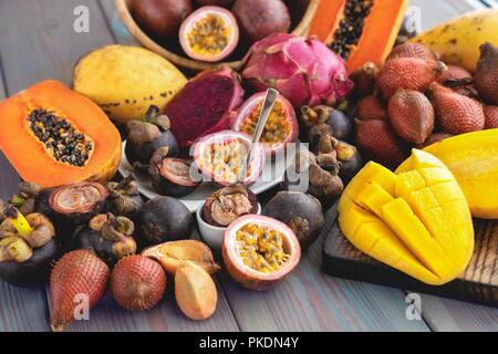 De nombreux types de fruits Thaï durian, mangoustan et ramboutan. Banque D'Images