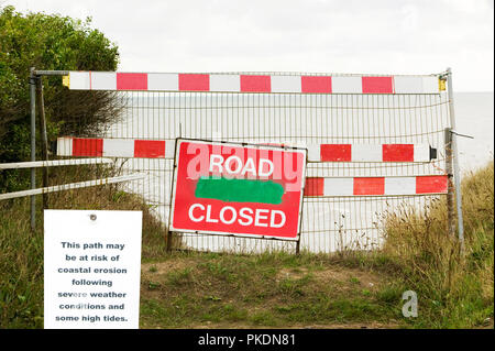 Une route à Happisburgh, Norfolk, UK, fermée après la fin de celui-ci a été lavé dans la mer par l'augmentation rapide de l'érosion côtière. Banque D'Images