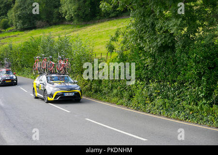 Véhicule d'assistance pour le cycle 2018 Tour de Grande-Bretagne près du village de Coniston, Cumbria, Angleterre, Royaume-Uni. Banque D'Images