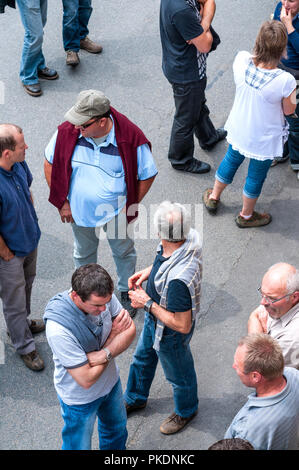 Vue aérienne de grand groupe de personnes parlant le long des routes - France. Banque D'Images