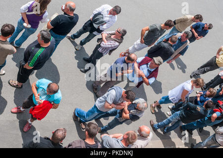 Vue aérienne de grand groupe de personnes parlant le long des routes - France. Banque D'Images