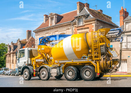 Mélangeur de béton lourd camion de transport - France. Banque D'Images