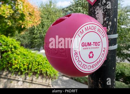 Gum-Tec les bacs de recyclage de chewing-gum chewing-gum recyclé, à l'Université de Winchester, Hampshire, Royaume-Uni Banque D'Images