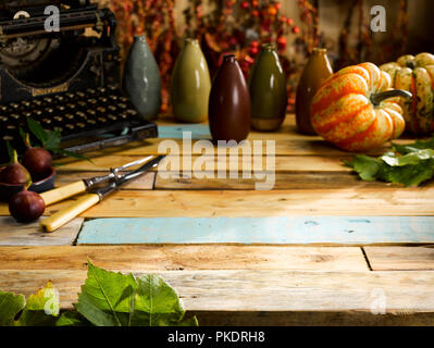 Distance hyperfocale sur cuisine de la ferme avec des citrouilles et des bouteilles Banque D'Images