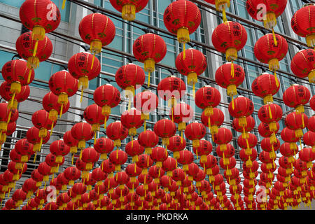 Singapour - 08 Février 2018 : Red Lampions décorations à côté de Thian Hock Keng (Temple) Tianfu dans Chinatown, Singapour Banque D'Images