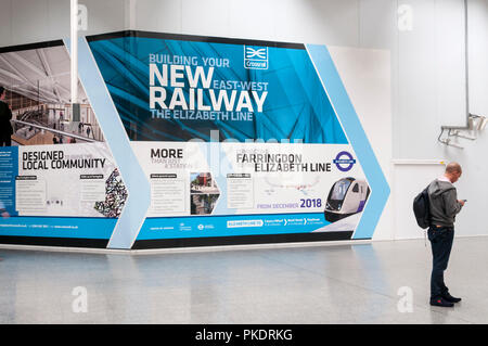 Un affichage sur la nouvelle ligne Elizabeth, partie de traverse, à la station de Farringdon, Londres. Banque D'Images