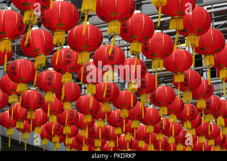 Singapour - 08 Février 2018 : Red Lampions décorations à côté de Thian Hock Keng (Temple) Tianfu dans Chinatown, Singapour Banque D'Images