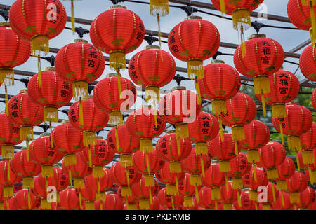 Singapour - 08 Février 2018 : Red Lampions décorations à côté de Thian Hock Keng (Temple) Tianfu dans Chinatown, Singapour Banque D'Images