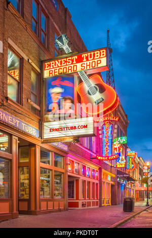 NASHVILLE, TENNESSEE - 20 août 2018 : l'honky-tonks sur Broadway. Le quartier est célèbre pour les nombreux spectacles de musique country establishme Banque D'Images