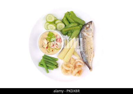 Le lait de coco et la sauce de soja fermenté avec une mackarels,feu,légumes,couenne de porc croustillants Haricots Lentilles,aile,concombre et maïs bouilli. Banque D'Images