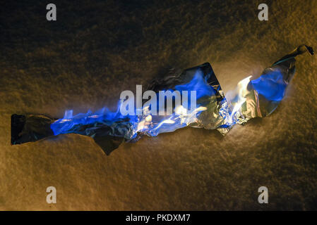 Feuille d'aluminium en feu sur la neige Banque D'Images