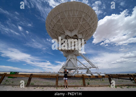 Belle femme pose pour montrer l'ampleur de la Very Large Array situé au Nouveau Mexique Banque D'Images