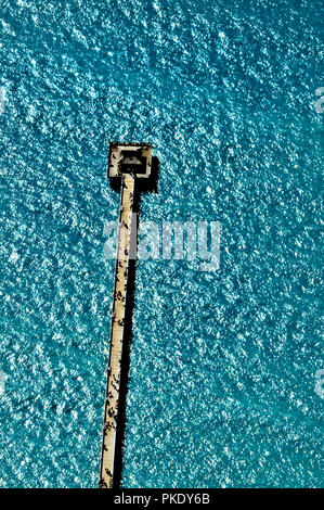 Vue aérienne de la jetée de Naples, en Floride, s'avançant dans l'eau bleu turquoise du golfe du Mexique, prises d'un avion . Banque D'Images