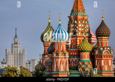 Vue de la cathédrale Saint-Basile sur la Place Rouge et Kotelnicheskaya Embankment Building près de Kremlin de Moscou, Russie Banque D'Images