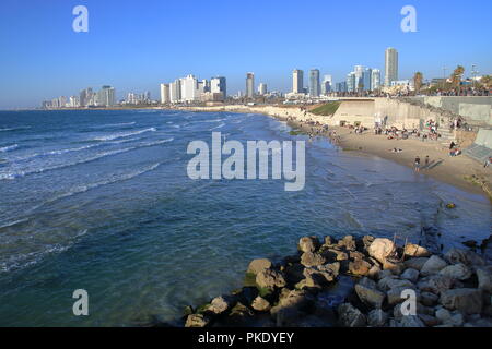 Rues de la région de Tel Aviv, Israël, vue à partir de la mer Méditerranée, la plage de la baie avec les gens de détente, promenade, port, des gratte-ciel modernes sur l'horizon. Banque D'Images