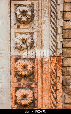 Beau détail de la fleur avec portail gothique en reliefs de Saint Grégoire église médiévale à Venise (15e siècle) Banque D'Images