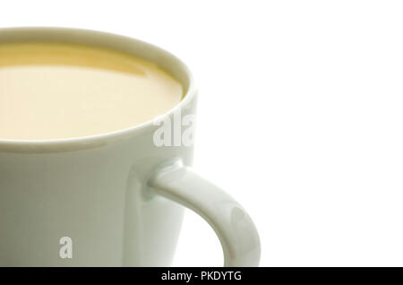 Thé noir isolé sur blanc. Détail de tasses d'une partie supérieure. Banque D'Images