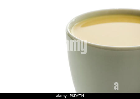 Thé noir isolé sur blanc. Détail de tasses d'une partie supérieure. Banque D'Images