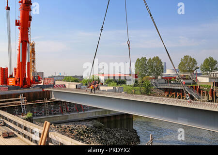 Montage d'un élément porteur pour le nouveau pont rethe dans le port de Hambourg Banque D'Images