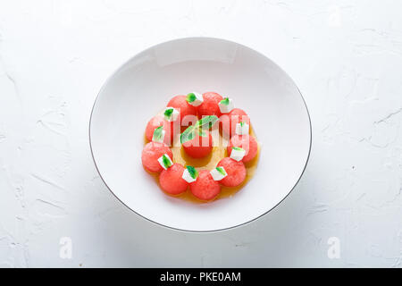 Salade de pastèque à la feta et à la menthe à l'huile d'olive, repas pris au restaurant. Banque D'Images