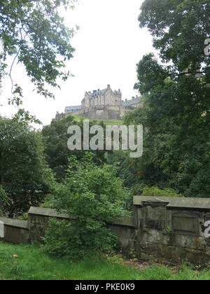Une vue sur le château d'Édimbourg prises depuis le pied de la roche dans le cimetière de St Cuthbert's ; côté de Princes Street, Édimbourg Banque D'Images