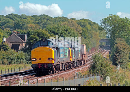 Une paire de locomotives diesel de la classe 37 et les numéros 37611 37607 travaillant une fiole nucléaire train près de Sevenoaks, dans le Kent le 25 septembre 2010. Banque D'Images