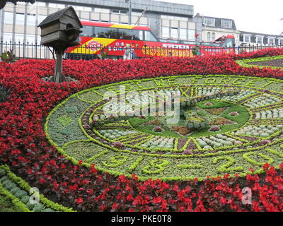 Horloge florale d'Édimbourg est situé à West Princes Street Gardens commémore la signature de l'Armistice, 1918 - 2018, avec poppy mosaïcultures inspiré. Banque D'Images