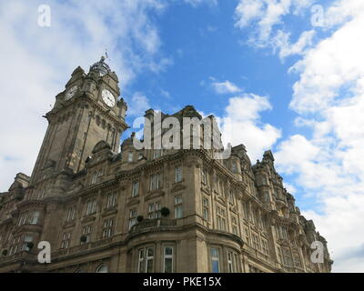 Le clocktower et landmark building de l'Hôtel Balmoral, domine l'horizon d'Edinburgh Princes Street à la gare de Waverley en fin Banque D'Images