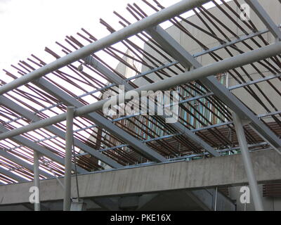 À 14 ans, le bâtiment du parlement écossais semble toujours une controverse, post-moderne, près du palais de Holyrood, Édimbourg. Banque D'Images