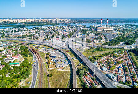 Vue aérienne d'un échangeur routier et ferroviaire à Kiev, Ukraine Banque D'Images