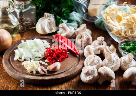 Prêt pour préparer les ingrédients tagliatelle avec sauce aux champignons champignon dans Banque D'Images