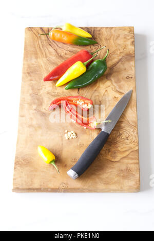 Capsicum annuum. Deseeding chilis. Banque D'Images