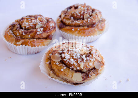 Brioches à la cannelle sur un fond blanc Banque D'Images