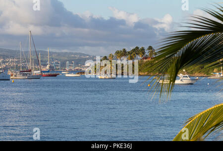 Magnifique baie et le voilier harbour, le pittoresque port de plaisance en Martinique, dans les Antilles. Banque D'Images