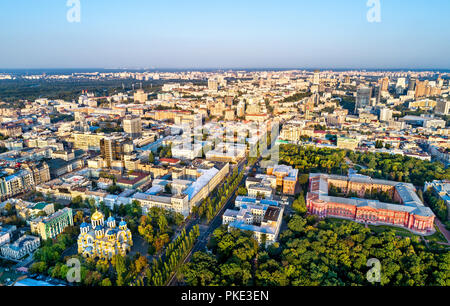 Le centre-ville de Kiev avec St Volodymyr Cathédrale et l'Université nationale. L'Ukraine Banque D'Images