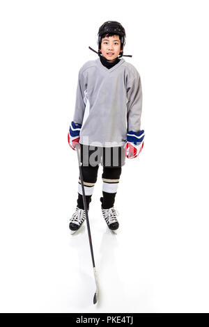 Portrait de joueur de hockey sur glace junior avec l'équipement complet et uniforme de sport. Isolé sur fond blanc. Banque D'Images
