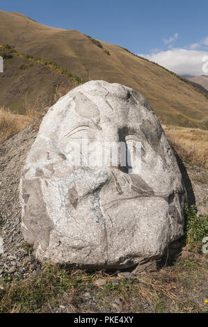 La Géorgie, Sno, sculpté par le sculpteur Merab Piranishvili boulder Banque D'Images