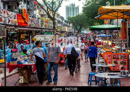 Les acheteurs, diners et les touristes d'acheter de la nourriture et des souvenirs sur Jalan Alor, de l'alimentation rue, dans Bukit Bintang, Kuala Lumpur, Malaisie. Banque D'Images