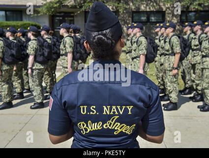 Grands Lacs, Illinois (24 juillet 2018) La survie de l'équipage 2e classe Equipmentman Nicole Oviedo, affecté à l'Escadron de démonstration en vol de la Marine américaine, les Blue Angels, observe les recrues de l'escadron de la division boot camp à recruter le commandement de l'instruction (RTC). Environ 38 000 à 40 000 diplômés chaque année de l'recrues de la Marine que boot camp. . Banque D'Images