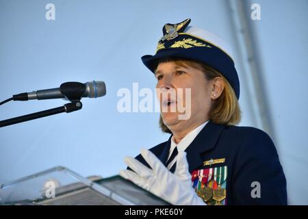 Adm arrière. Meredith Austin, commandant du cinquième district de la Garde côtière canadienne, prononce une allocution lors de la cérémonie de mise en service pour les garde-côte de Bruckenthal Nathan dans la vieille ville d'Alexandria, Virginie, 25 juillet 2018. La Garde côtière est Bruckenthal's 28e Coupe de réponse rapide de la Garde côtière canadienne nommée d'après le Maître de 3e classe Nathan, qui était Bruckenthal mortellement blessé durant l'opération Iraqi Freedom dans le golfe Persique en 2004. La Garde côtière américaine Banque D'Images