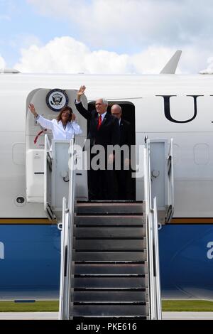 Vice-président des États-Unis Michael Pence et sa femme, Karen Pence, deuxième dame des États-Unis, la sortie C-32 Air Force deux 25 juillet 2018, sur la base aérienne de Grand Forks, Dakota du Nord. Mme Penny s'assit avec les conjoints d'aviateurs pour discuter de l'amélioration de la qualité de vie, et le vice-président ont appris plus sur les aviateurs de Grand Forks AFB et le RQ-4 Global Hawk mission avant de remercier la foule des aviateurs. Banque D'Images