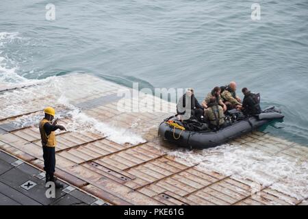 Océan Pacifique (25 juillet 2018) marins affectés à la Marine royale, l'Unité de plongée de la flotte 2 Se préparer à lancer une attaque en caoutchouc de combat craft au large de la porte de la poupe landing ship dock amphibie USS Harpers Ferry (LSD 49), le 25 juillet, au cours de l'exercice Rim of the Pacific (RIMPAC). Vingt-cinq nations, 46 navires, 5 sous-marins, et d'environ 200 avions et 25 000 personnes participent à l'EXERCICE RIMPAC du 27 juin au 2 août dans et autour des îles Hawaï et la Californie du Sud. Le plus grand exercice maritime international RIMPAC, fournit une formation unique tout en favorisant et su Banque D'Images