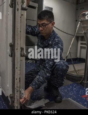 NORFOLK, Virginie (25 juillet 2018) l'Aviation Ordnanceman Rebollozo Gilberto 3ème classe, de San Benito, Texas, nettoie autour d'éclore pendant les stations de nettoyage à bord du porte-avions USS George H. W. Bush (CVN 77). Le bateau est dans le port de Norfolk, Virginie, en effectuant des exercices d'entraînement de routine pour maintenir l'état de préparation de l'opérateur. Banque D'Images