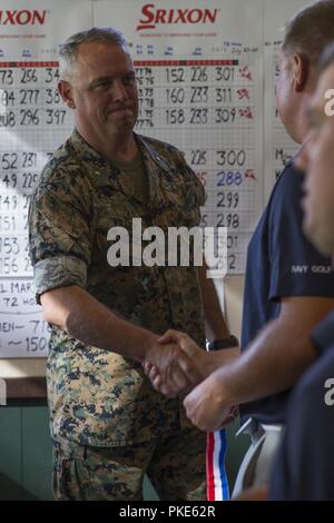 Le brig. Le général Kevin J., Persmnes général commandant du Corps des Marines, Installations-West, Marine Corps Base Camp Pendleton, félicite les participants au cours d'une cérémonie de remise de prix après le Forces armées 2018 Championnat de Golf chez Marine Memorial Golf Course, MCB Camp Pendleton, en Californie, le 25 juillet 2018. Trente-six Marines, marins, soldats et aviateurs canadiens ont participé à la compétition pour représenter leurs branches respectives de service et le ministère de la Défense dans son ensemble. Banque D'Images