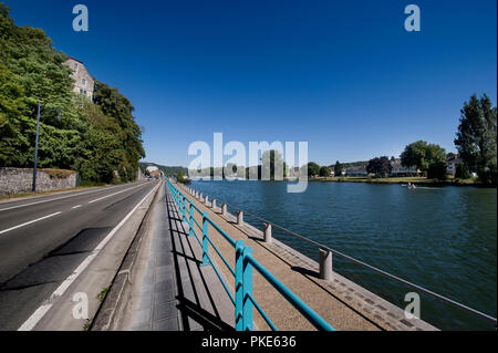 La Chaussée de Dinant, le long de la Meuse au cours de l'été à Wepion (Belgique, 05/09/2013) Banque D'Images