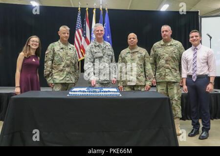 Les membres de la Garde nationale de l'Ohio State, l'équipe de commandement, y compris le Major-général Mark E. Bartman (troisième à partir de la gauche), adjudant général de l'Ohio, sont rejoint par Josie McCue (à gauche) et Garrett Baldwin (à droite) pour couper le gâteau dans une cérémonie célébrant le 230e anniversaire de l'ONG, 25 juillet 2018, à l'Beightler le général Robert S. Armory à Columbus, Ohio. McCue et Baldwin sont les plus récents enlistees dans l'air de l'Ohio et de l'Armée de la Garde nationale, respectivement. Banque D'Images