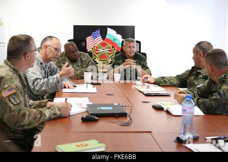 Le Lieutenant-colonel de l'armée américaine Kelvin Swint, commandant du 2e Bataillon, 5e régiment de cavalerie, 1st Armored Brigade Combat Team, 1re Division de cavalerie, membres du 2e bataillon, le Colonel Margarit bulgare Mihaylov, sous-chef d'état-major des forces terrestres et d'autres membres de l'économie américaine et de l'Armée bulgare discuter et planifier de futurs exercices de formation combiné au cours d'une conférence de formation bilatérale Novo Selo, Domaine de formation, la Bulgarie, le 26 juillet 2018. Cette conférence est à l'appui de la résolution de l'Atlantique, un exercice d'entraînement durables entre l'OTAN et des Forces américaines. Banque D'Images