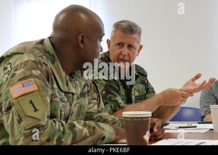 Le Lieutenant-colonel de l'armée américaine Kelvin Swint, commandant du 2e Bataillon, 5e régiment de cavalerie, 1st Armored Brigade Combat Team, 1re Division de cavalerie, et le Colonel Margarit bulgare Mihaylov, sous-chef d'état-major des forces terrestres, examine l'avenir des exercices combinés au cours d'une conférence de formation bilatérale Novo Selo, Domaine de formation, la Bulgarie, le 26 juillet 2018. Cette conférence est à l'appui de la résolution de l'Atlantique, un exercice d'entraînement durables entre l'OTAN et des Forces américaines. Banque D'Images