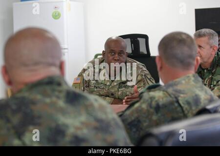 Le Lieutenant-colonel de l'armée américaine Kelvin Swint, commandant du 2e Bataillon, 5e régiment de cavalerie, 1st Armored Brigade Combat Team, 1re Division de cavalerie, examine l'avenir des exercices combinés au cours d'une conférence de formation bilatérale Novo Selo, Domaine de formation, la Bulgarie, le 26 juillet 2018. Cette conférence est à l'appui de la résolution de l'Atlantique, un exercice d'entraînement durables entre l'OTAN et des Forces américaines. Banque D'Images